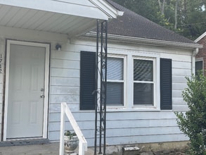 Building Photo - 1712 Hillview Dr