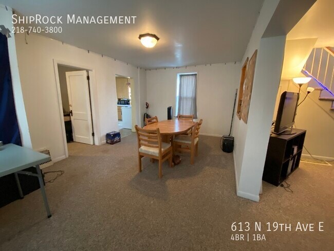 Foto del edificio - 613 N 19th Ave E