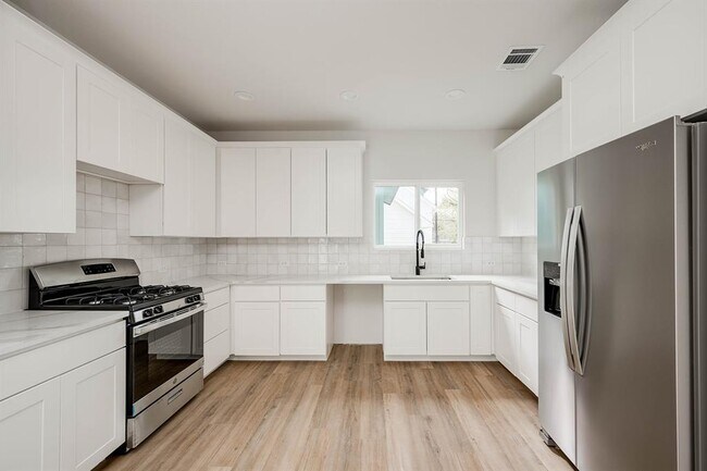 Building Photo - 1004 Ellingson Ln
