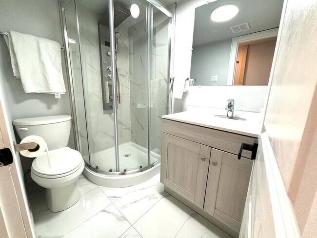 Salle de bain mansardée - 25 Duffield Rd