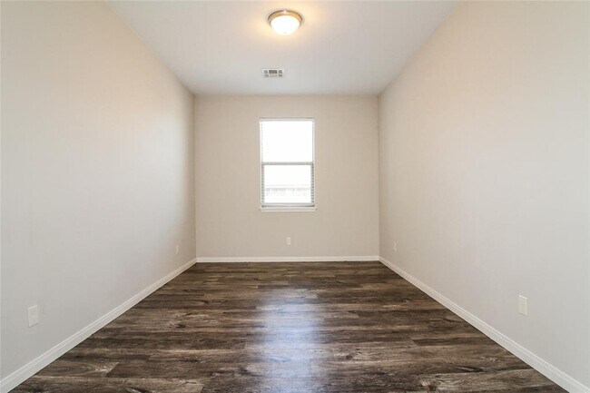 Foto del edificio - 320 E Georgia Terrace