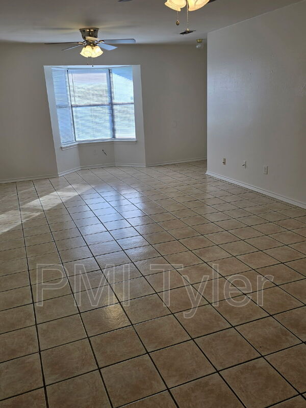 Foto del edificio - 16124 Shoshone Dr