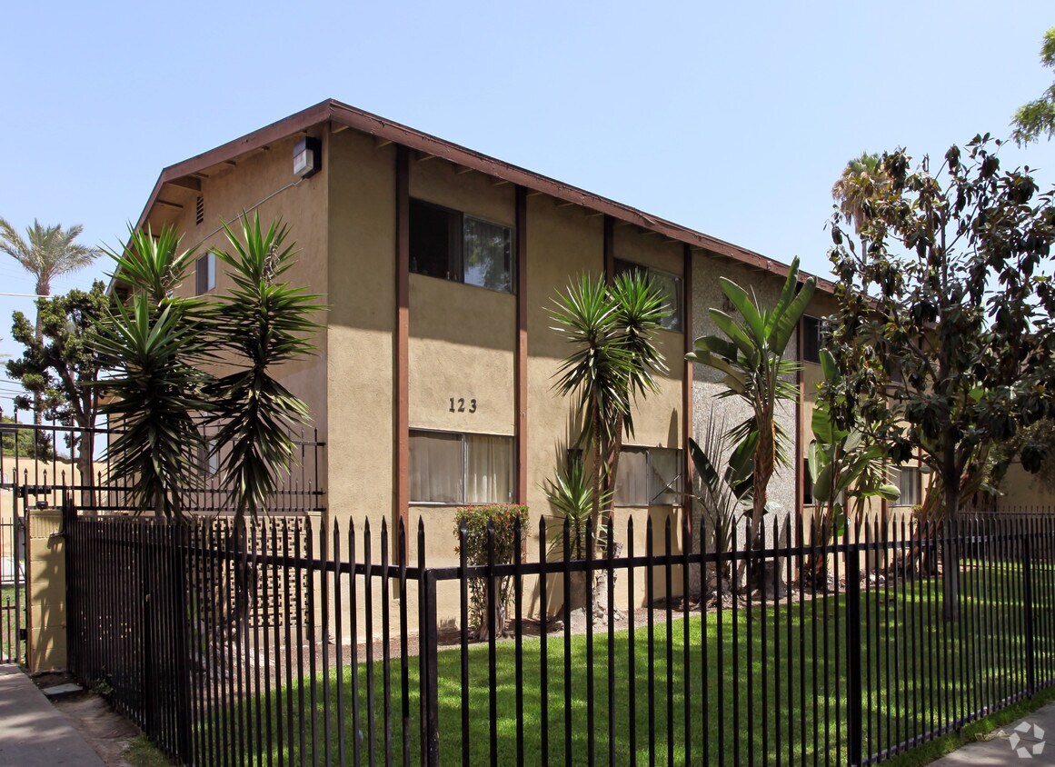Primary Photo - La Sierra