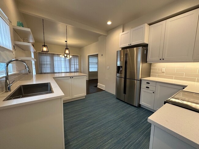 Building Photo - 3 Bedroom Plus Bonus Room in Hollywood District!