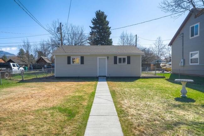 Building Photo - Charming Historic Rental Just Blocks from ...