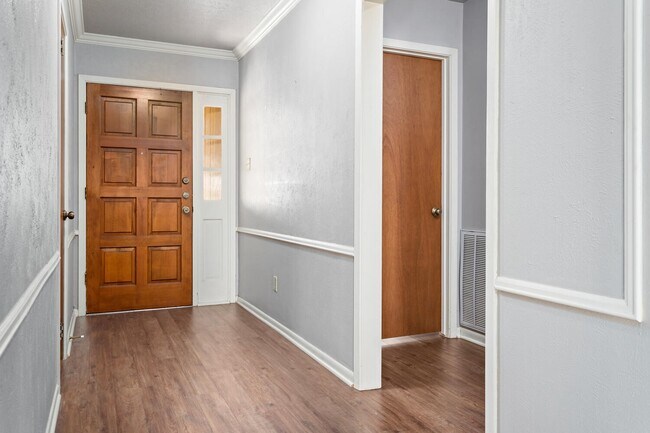 Foto del edificio - 6760 Gladys Ave