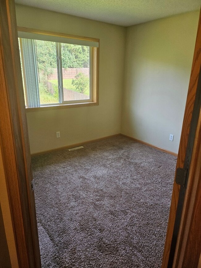 Building Photo - 5 bed 3 bath house for rent