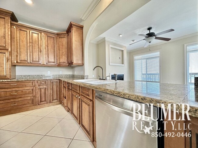 Building Photo - 3br/2.5ba End Unit Townhome Treasure