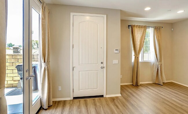 Foto del edificio - This gorgeous 3-bedroom, 3.5 bath townhome...
