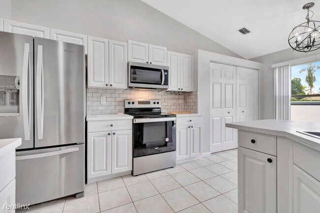 Building Photo - 4 br, 2.5 bath House - 1588 Farmington Ave 1