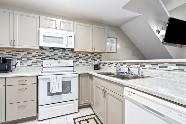 Building Photo - 1016 Stonegate Dr