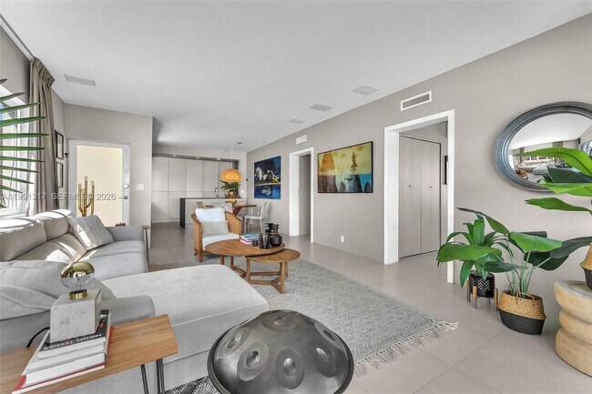 Building Photo - 1130 Venetian Way