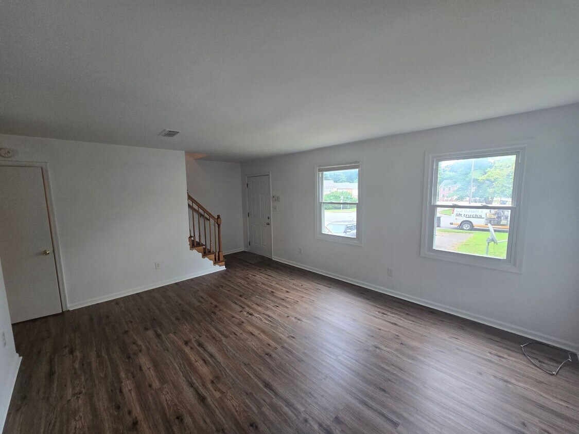 Foto del edificio - 3 BR TOWNHOUSE IN PRINCE GEORGE COMMONS