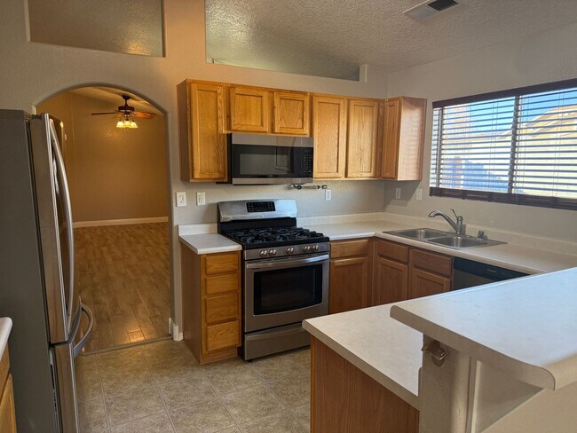 Foto del edificio - Great Area, 3 Bedroom, 2 Bath with major kitchen appliances.