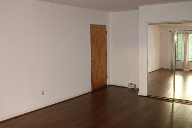 Building Photo - 323 N Eton St