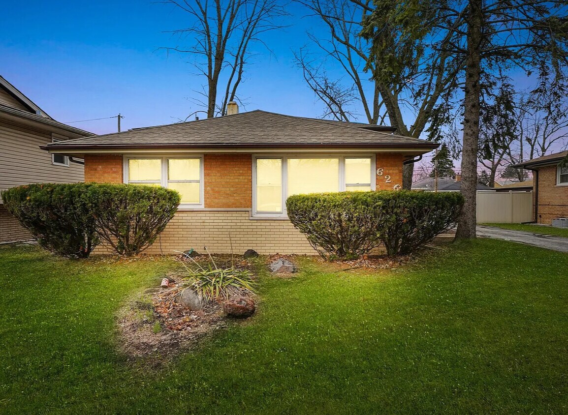 Primary Photo - 626 E 156th Pl