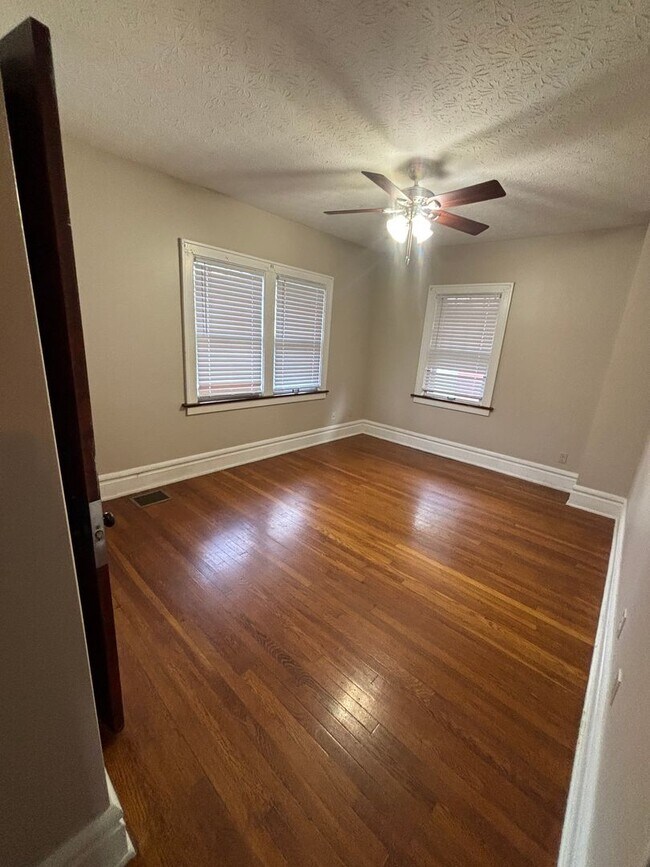 Foto del edificio - 361 E Northwood Ave