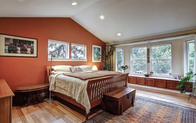 Foto del edificio - 3BR in great neighborhood with large yard