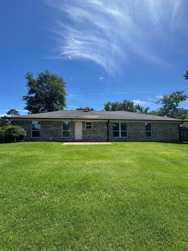 Building Photo - 302 Woodhaven Dr