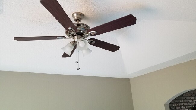 Building Photo - COMING SOON 3 Bedroom, 2 Bathroom Home in ...