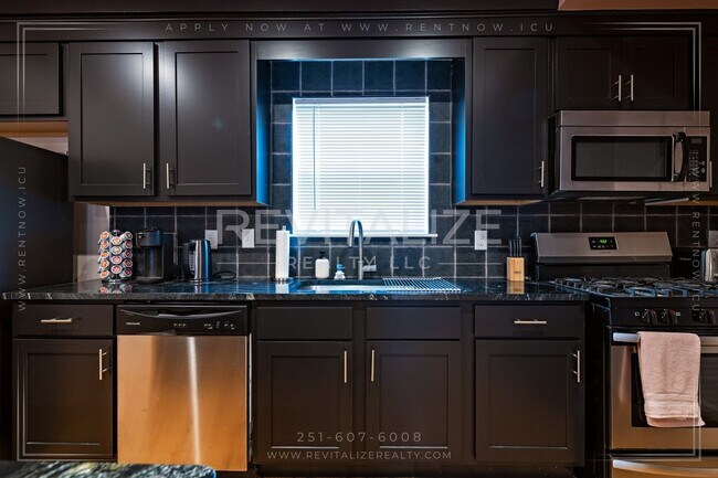 Foto del edificio - Fully Furnished Townhome w/ Private Garage