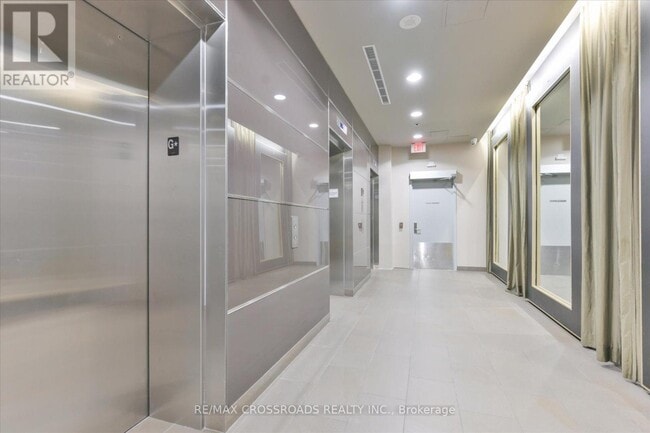 Building Photo - 126 Simcoe St