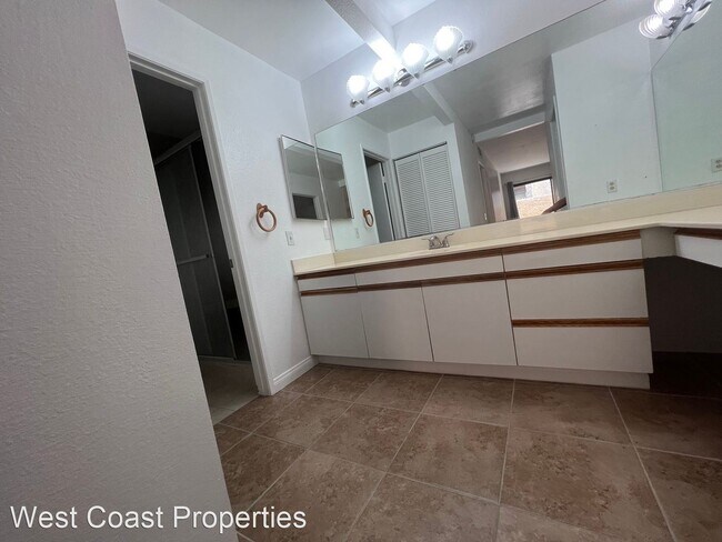 Building Photo - 2 br, 2 bath House - 200 E. Raquet Club Rd...