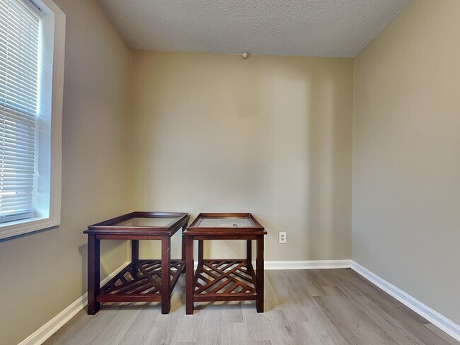 Building Photo - 481 Iota Ave S