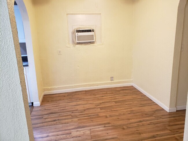 Building Photo - 1118 Hillcrest Court
