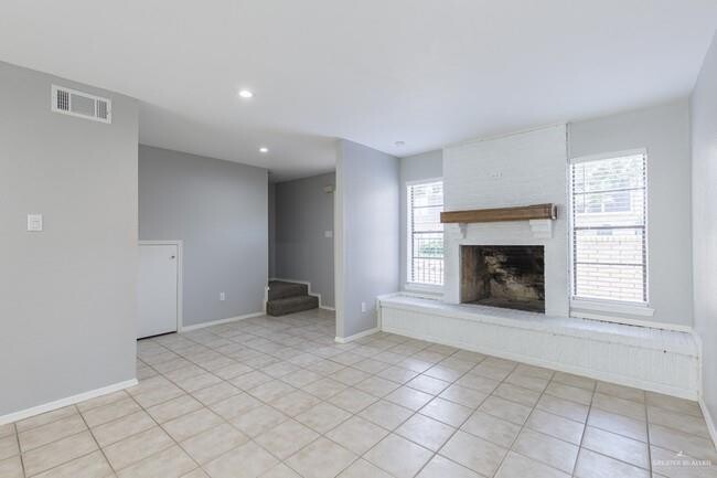 Building Photo - 1121 Redbud Ave