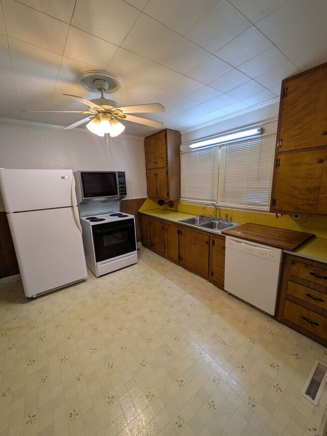 Building Photo - 2BD/2BA Single Family Home in Conover