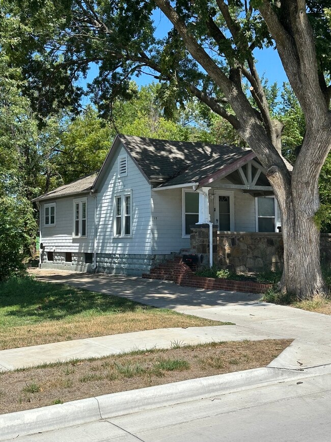 Building Photo - 715 E Quincy St