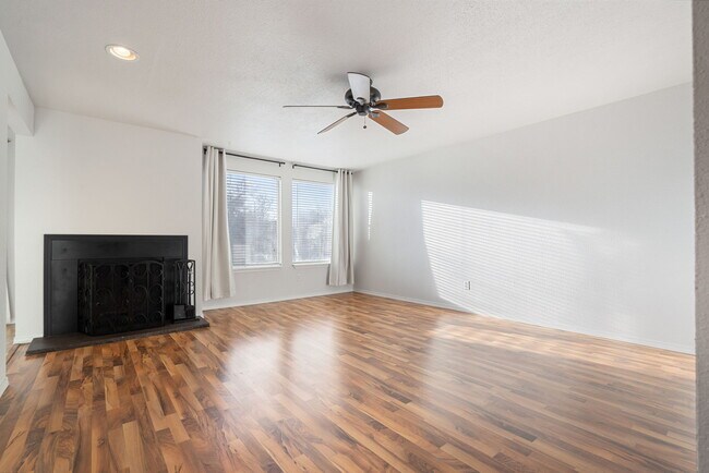 Foto del edificio - 303 Gage Blvd