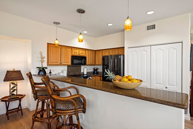 Building Photo - Stunning 3 Bed 3 Bath split level condo. F...
