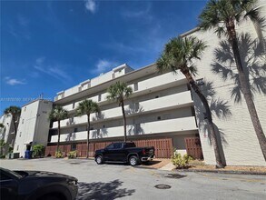 Building Photo - 6900 N Kendall Dr