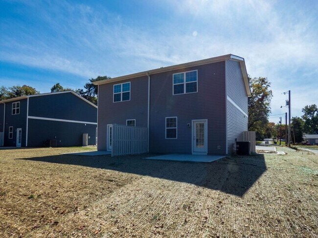 Building Photo - 320 Bogle St