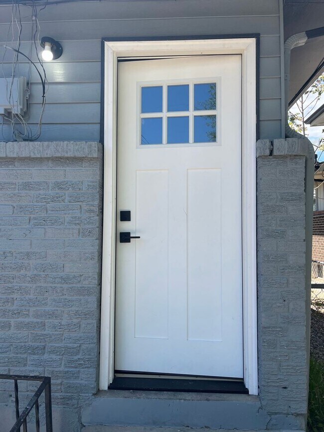 Building Photo - Lower level remodeled duplex!