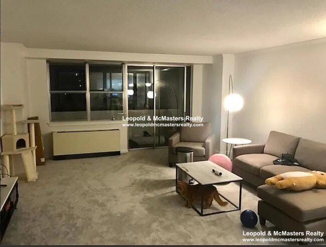 Foto del edificio - 2 Hawthorne Pl