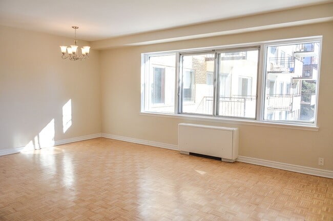 Building Photo - 4555 Av. Bonavista