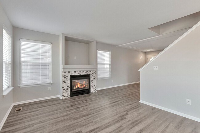 Building Photo - Updated Spacious 4 Bedroom, 3 1/2 Bath Hig...