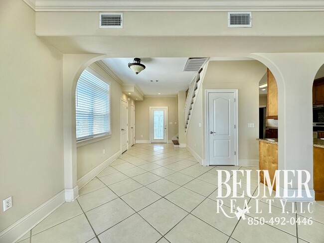 Building Photo - 3br/2.5ba End Unit Townhome Treasure