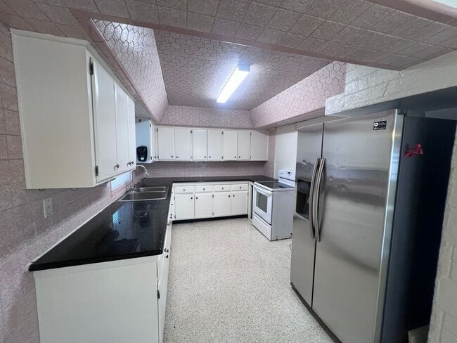 Foto del edificio - 2525 Maple Ave