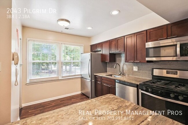 Building Photo - 2043 Pilgrim Dr