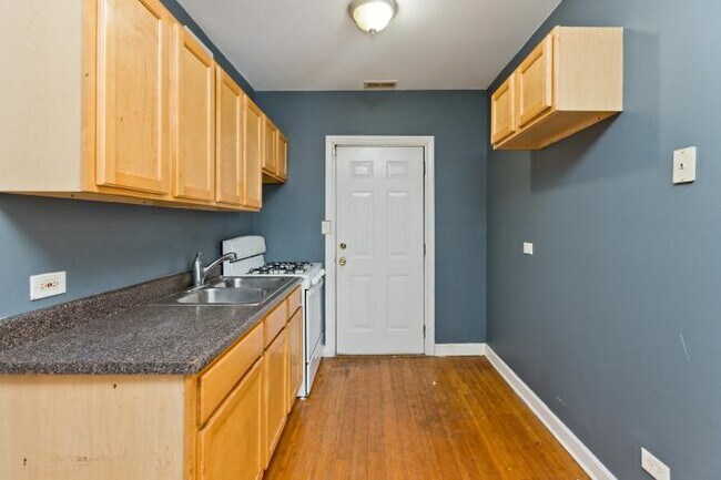 Building Photo - 1 bedroom in Chicago IL 60624