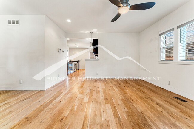 Foto del edificio - Beautiful Home With Central A/C, Enclosed ...