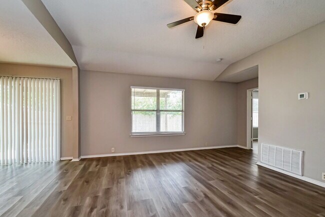 Building Photo - 1009 Springcreek Dr