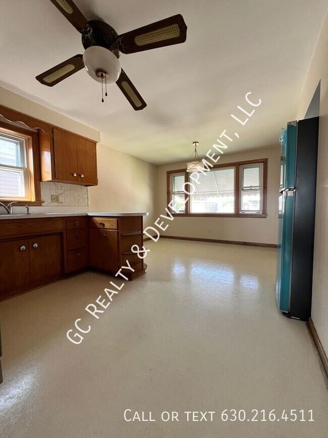 Building Photo - ***WALK TO MIDWAY & ORANGE LINE / 2BDRM / ...