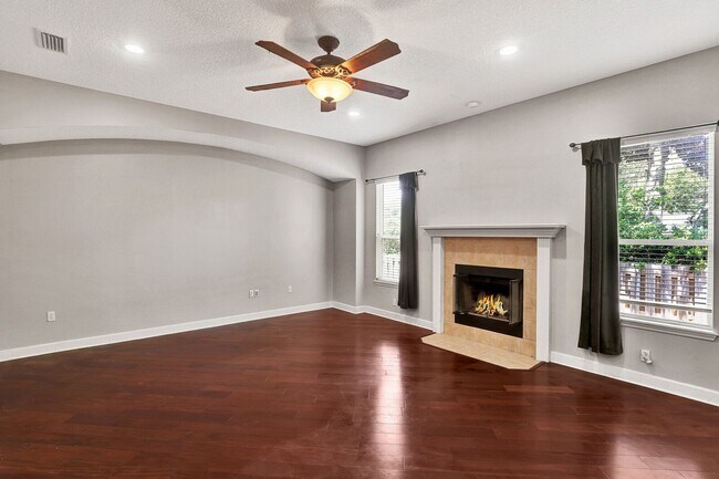 Building Photo - 5 bedroom/ 4 bathroom home in the heart of...