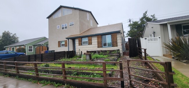 Building Photo - 2631 E Ocean Ave