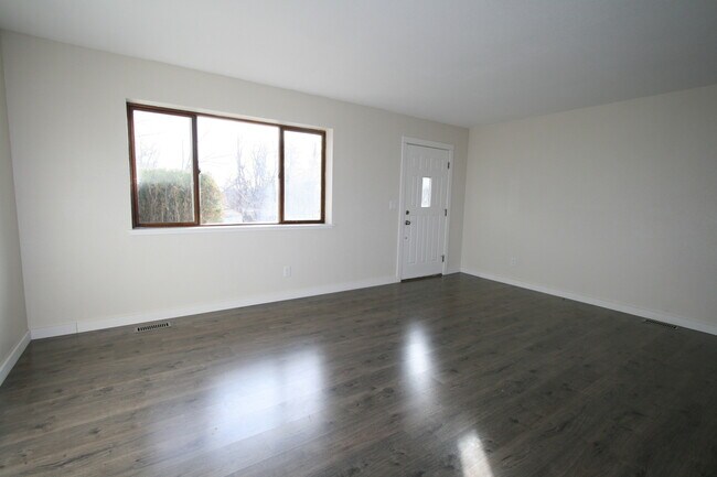 Building Photo - 3 Bedroom home close to downtown!